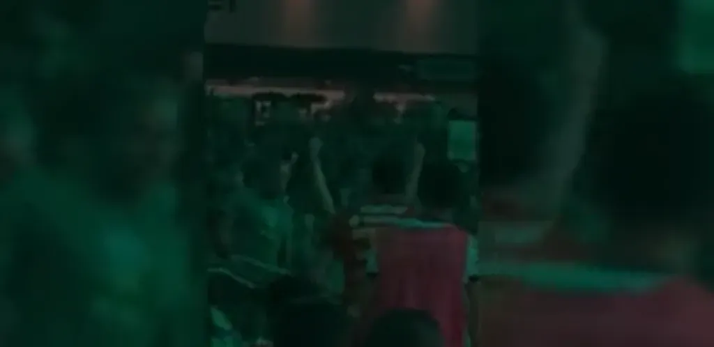 El momento en el que Gil Alcalá discute con aficionados del Austin. (Captura de pantalla)