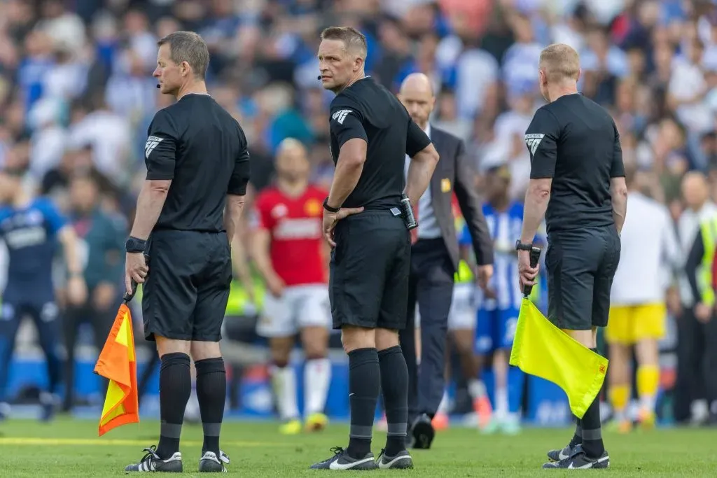 Terna arbitral en la Premier League (IMAGO)
