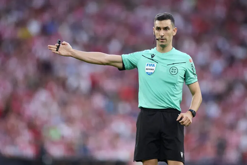 Los árbitros solo se limitarán a hablar con los capitanes. (Imago)