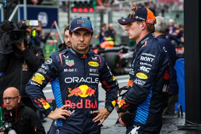 Checo Pérez junto a Max Verstappen, su compañero en Red Bull (IMAGO)