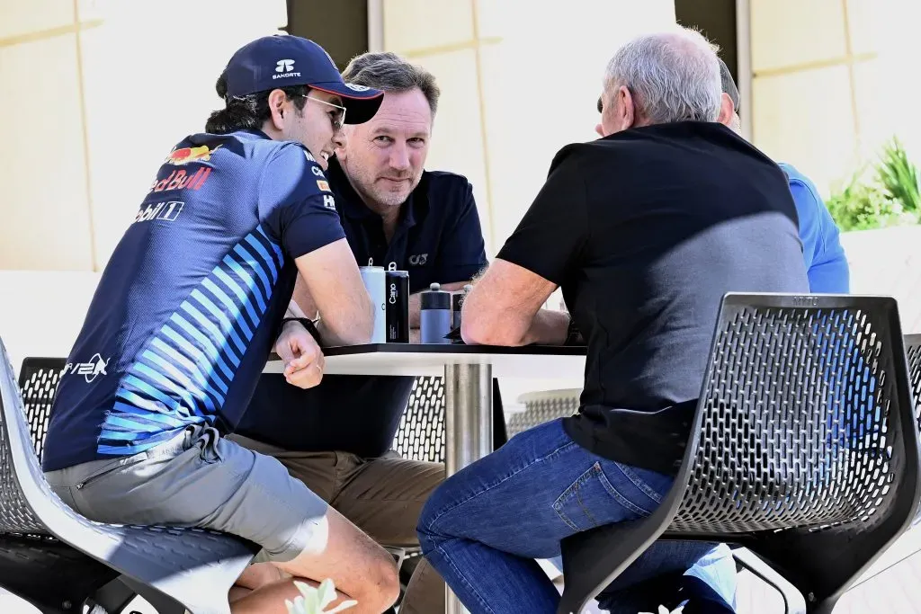 Cumbre entre Sergio Pérez, Christian Horner y Helmut Marko (IMAGO)