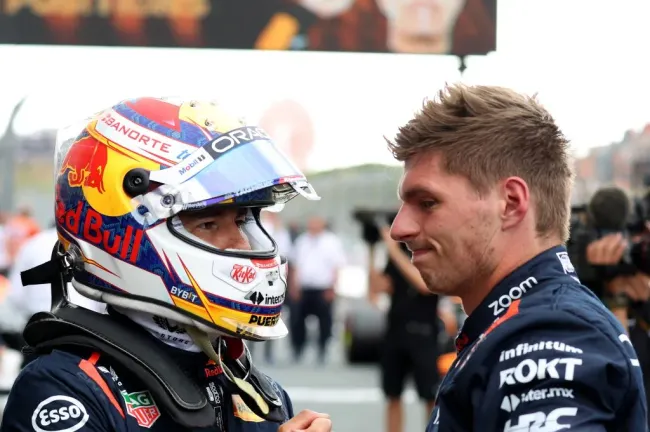 Checo Pérez junto a Max Verstappen en Zandvoort (IMAGO)