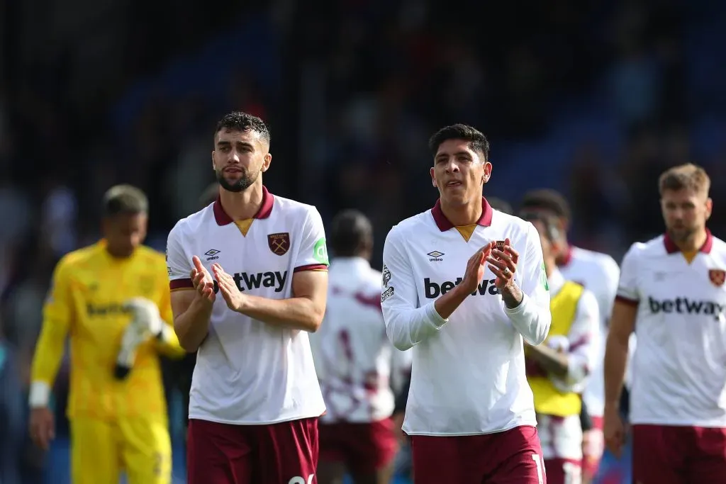 Edson Álvarez festeja la victoria junto con su compañero Maximilian Kilman. (Imago)