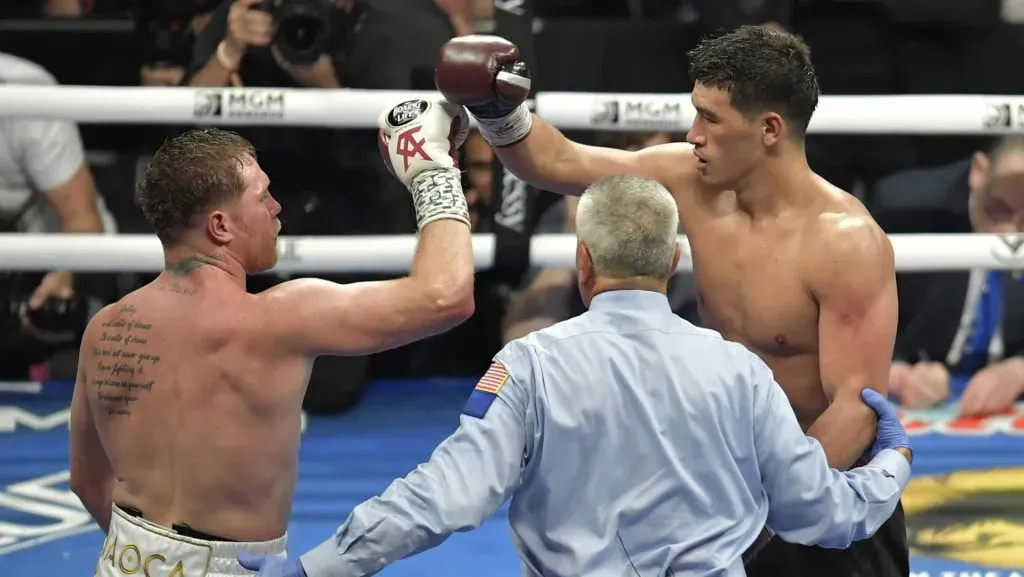 Canelo Álvarez y Dmitry Bivol se vieron las caras en 2022 y el ruso fue ampliamente superior. (IMAGO)