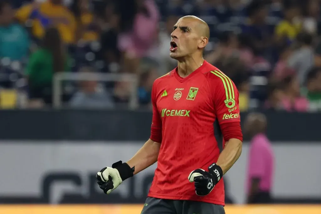 Nahuel Guzmán fue sancionado por 11 partidos tras apuntar con un láser a Esteban Andrada. (Imago)