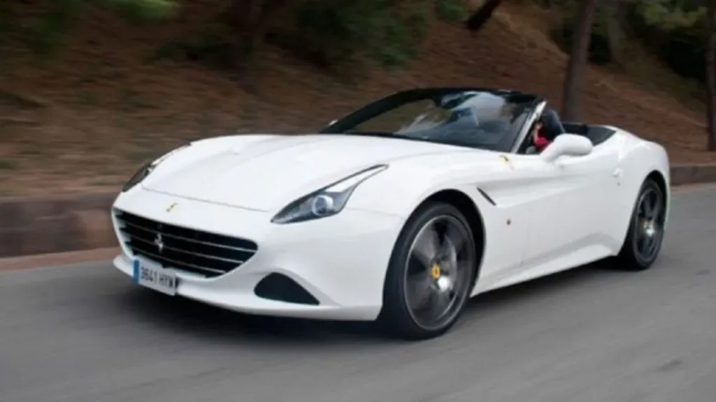 Uno de los tantos autos de lujo de Vela (Tork News)