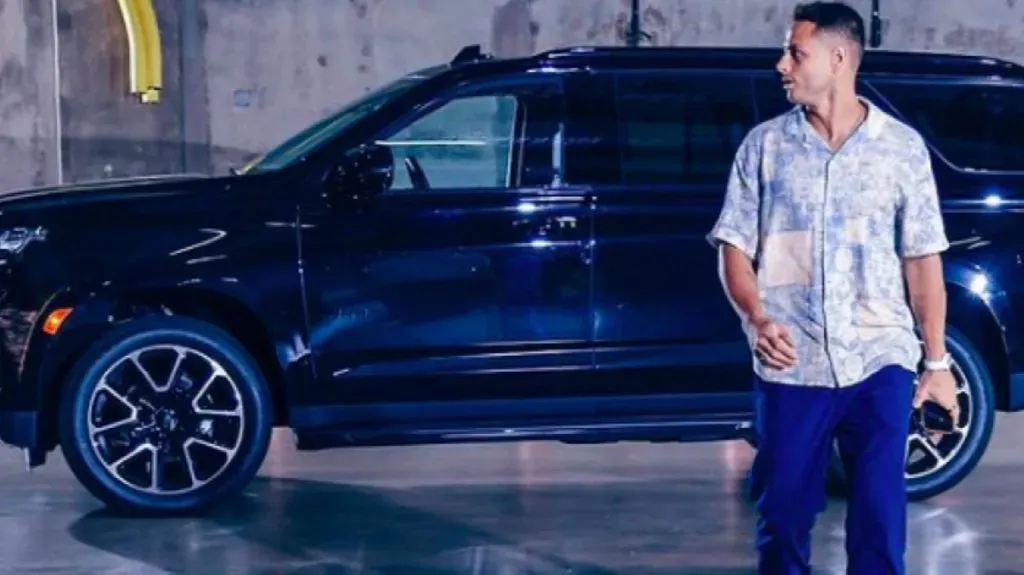 “Chicharito” y uno de los coches de su colección (Instagram)