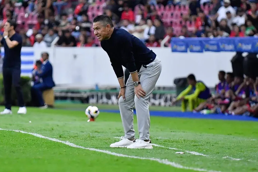 Ignacio Ambriz recibió con decepción la noticia de la salida de Luis Pérez, según reportes. (Imago)