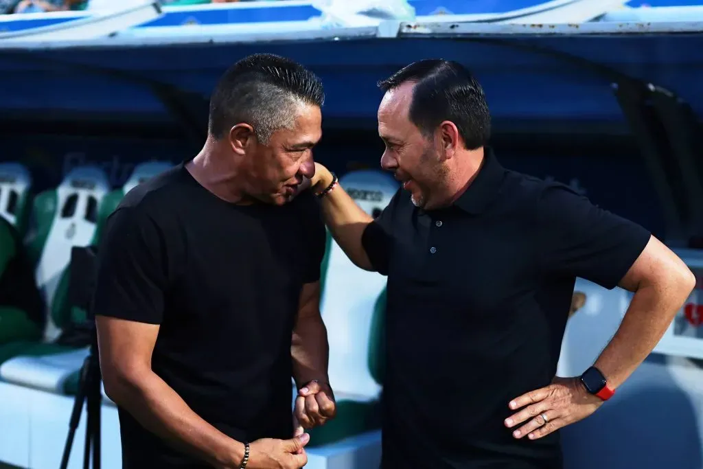 Ignacio Ambriz se saluda con Eduardo Fentanes, entrenador de Necaxa. (Imago)