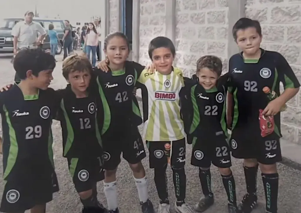 La inédita foto de Álex Padilla con la playera de Chivas.