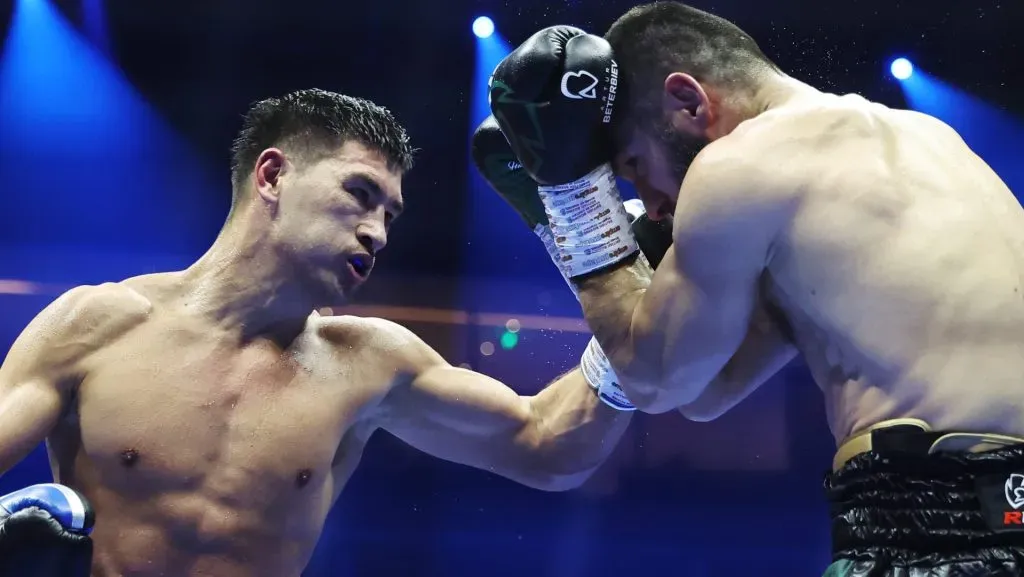 Dmitry Bivol intentó todo lo que pudo, pero se quedó con las manos vacías ante Artur Beterbiev. (GETTY IMAGES)
