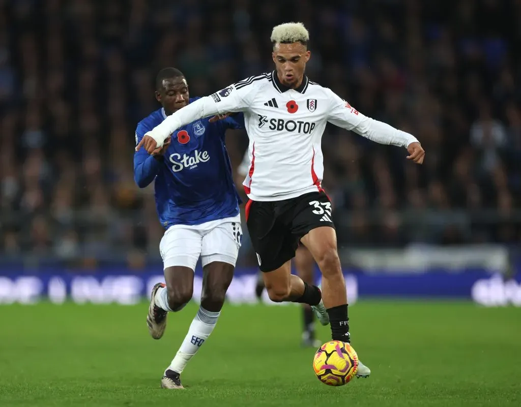 La flor de amapola en las camisetas de Everton y Fulham (Getty Images)