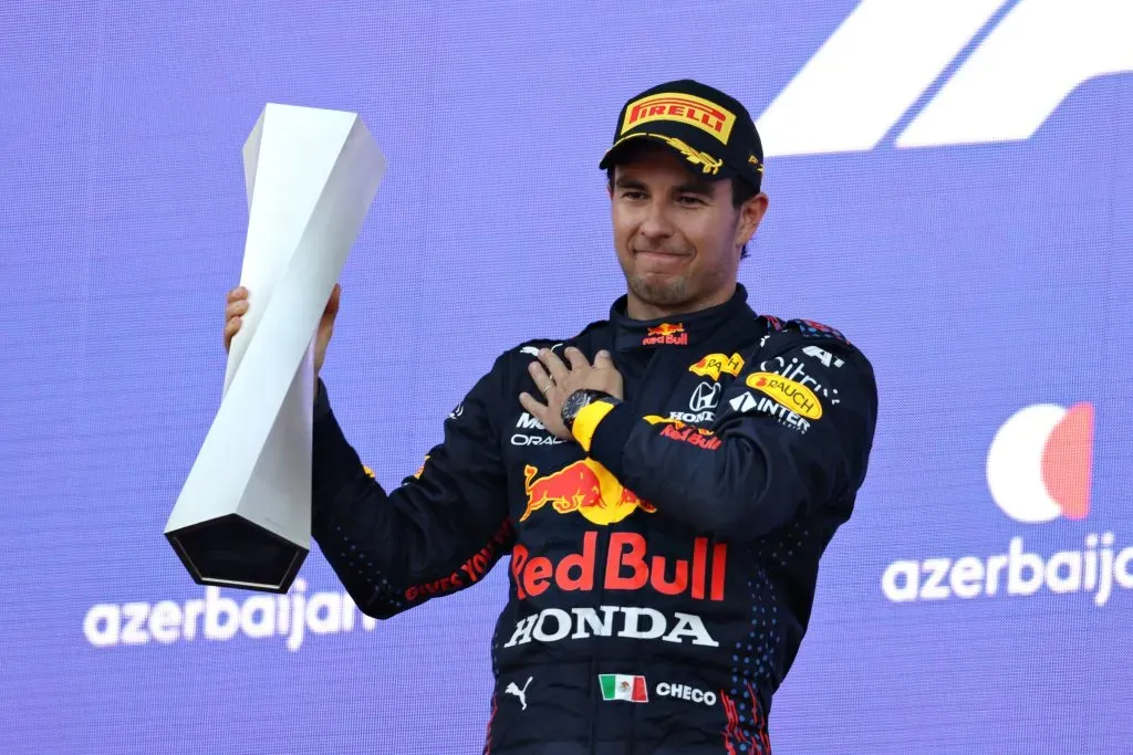 Sergio Pérez con el trofeo del Gran Premio de Azerbaijan 2021. (Getty Images)