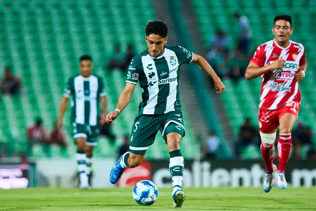 Santiago Naveda buscará dar el batacazo con Santos Laguna en su visita a Cruz Azul. (Imago)