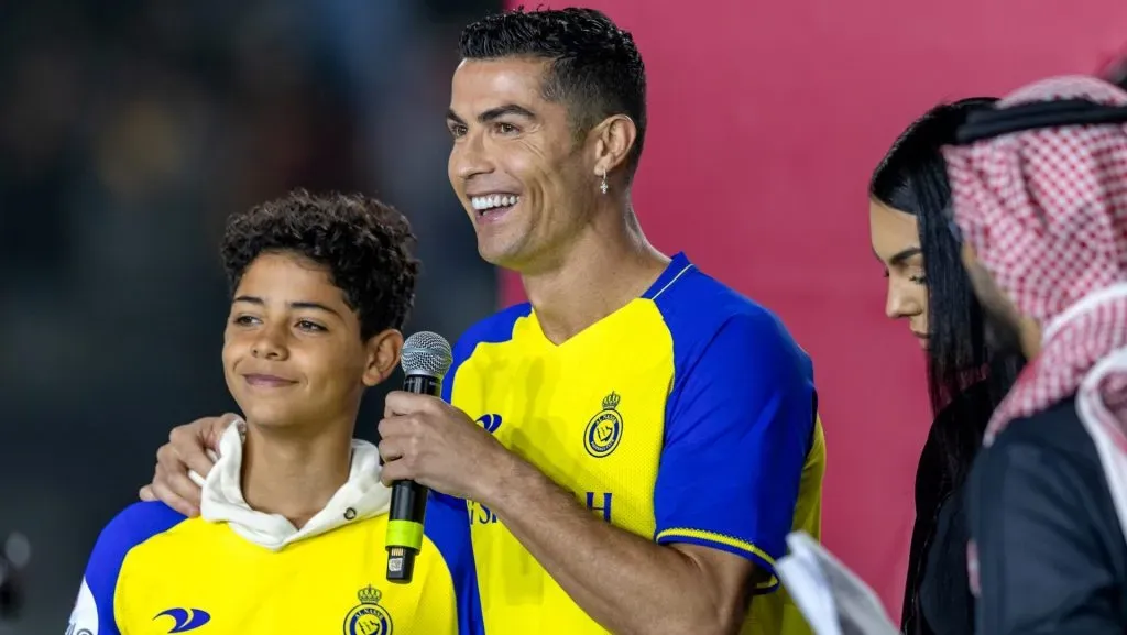 Cristiano Ronaldo junto a su hijo, ambos disfrutando de la vida en Arabia Saudita. (GETTY IMAGES)