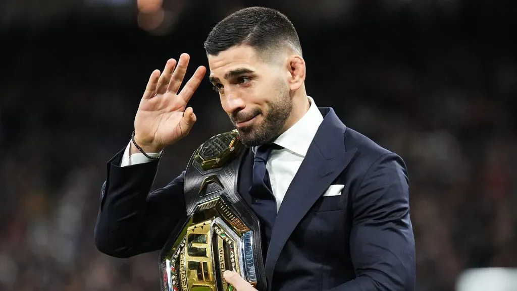 Ilia Topuria no quiere dejar vacante el cinturón del peso pluma por lo que espera una decisión de la UFC. (GETTY IMAGES)