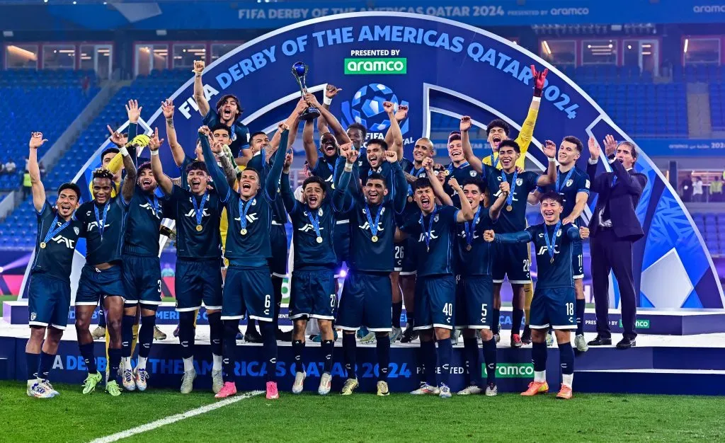 Pachuca celebra el Trofeo del Derbi de las América (IMAGO)