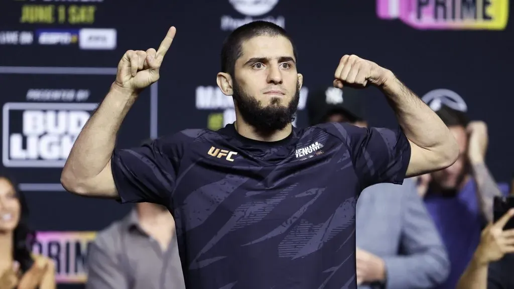 Islam Makhachev será el protagonista principal del primer evento numerado del 2025 en UFC. (GETTY IMAGES)