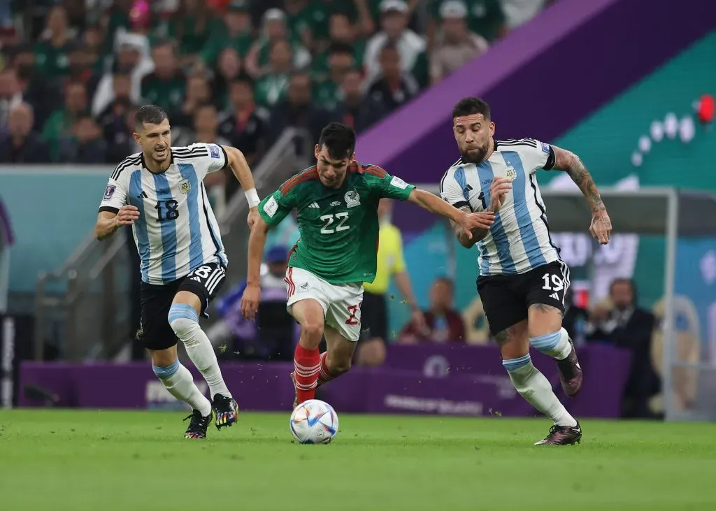 Guido Rodríguez y Nicolás Otamendi persiguen a Chucky Lozano en el Mundial de Qatar 2022 (IMAGO)