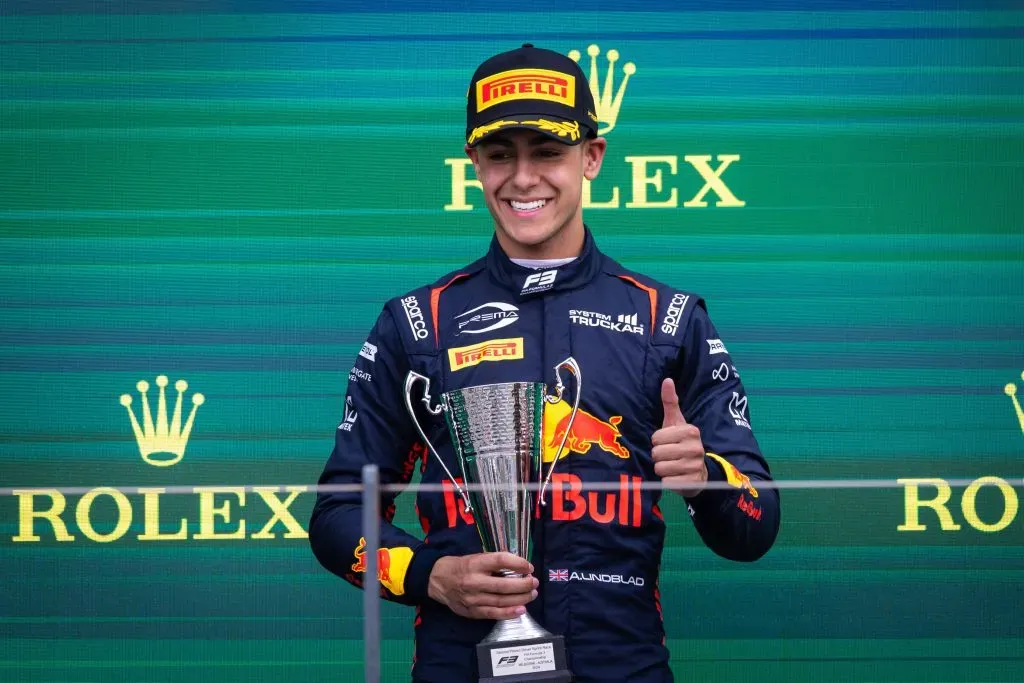 Arvid Lindblad festeja una victoria en la Fórmula 3 (IMAGO)