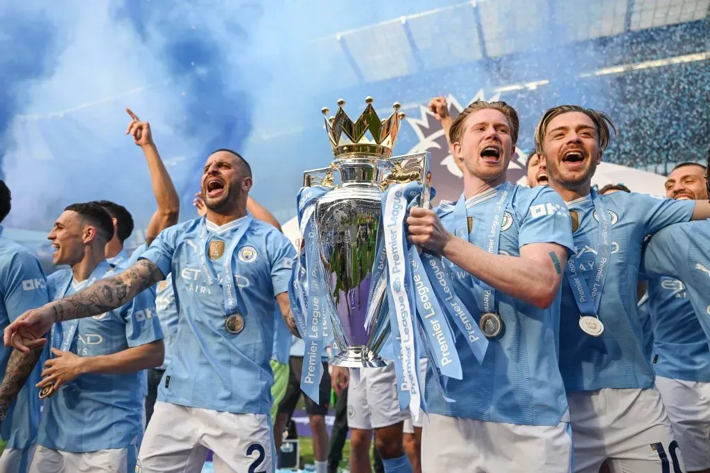 Jugadores del Manchester City celebrando la obtención de la Premier League (GETTY IMAGES)