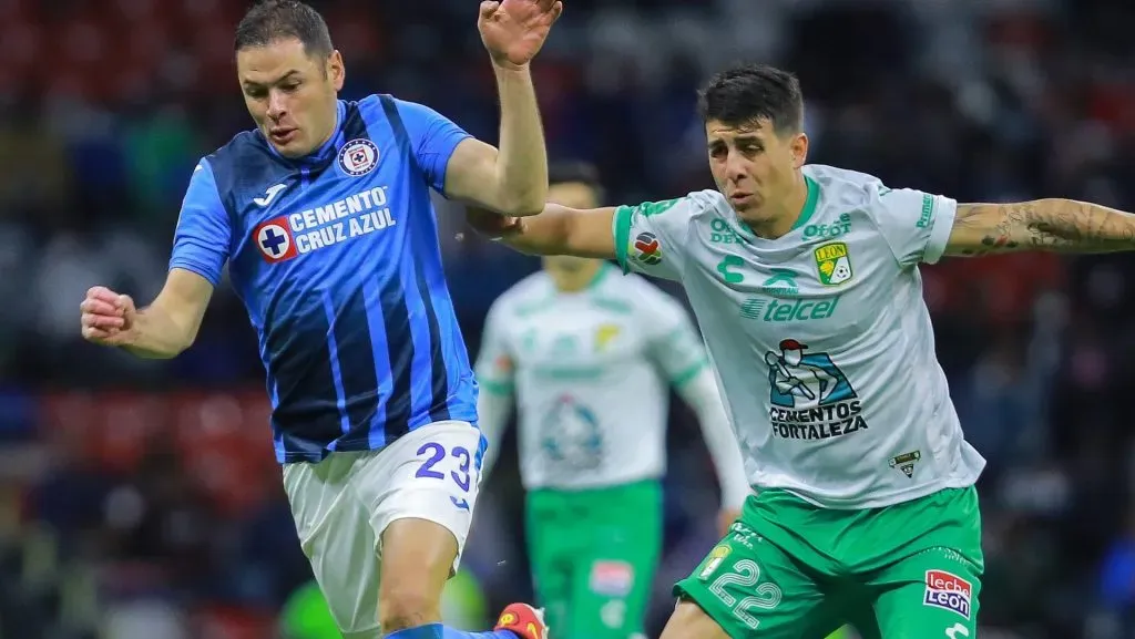 Santiago Colombatto con la camiseta de León enfrentando a Cruz Azul. (GETTY IMAGES)