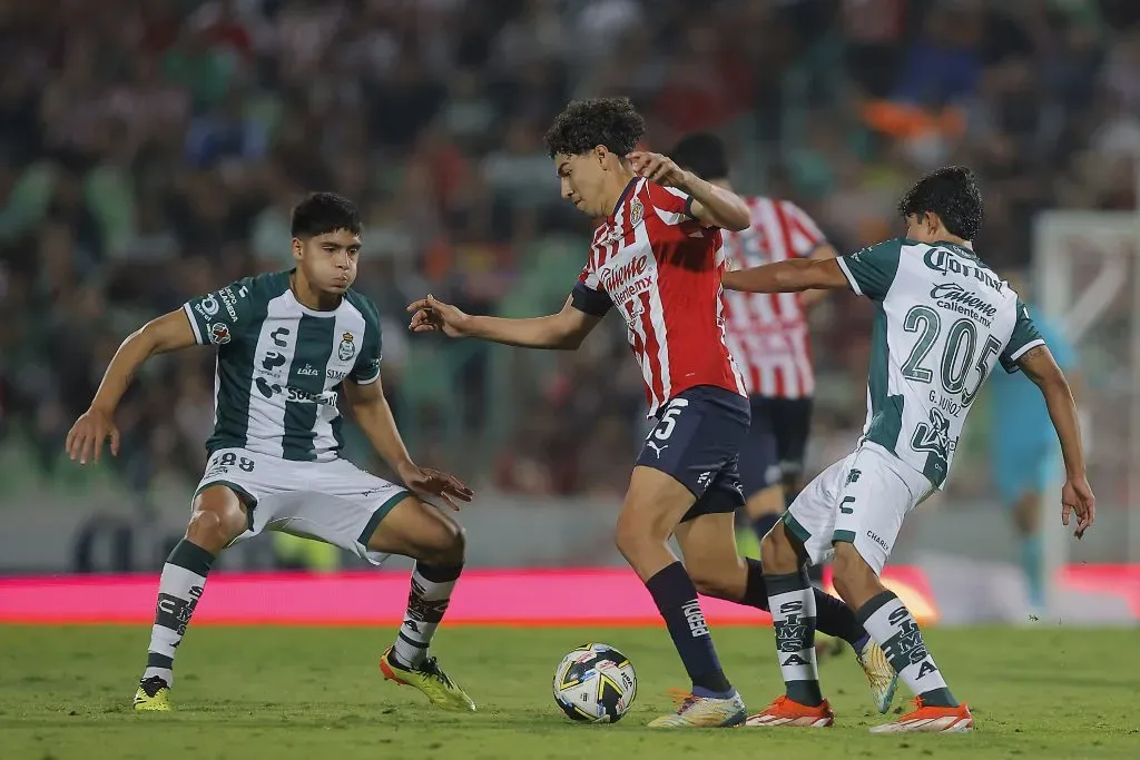 Chivas y Santos Laguna se enfrentarán en el Estadio Akron desde las 19:05 horas. (Getty Images)