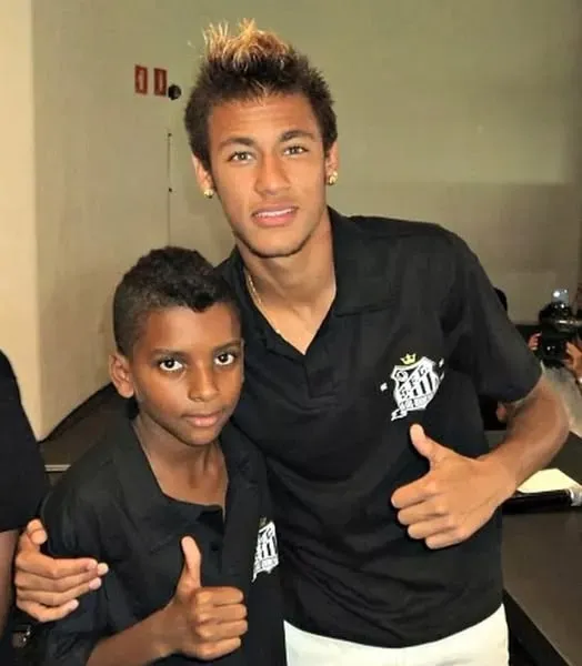 Un pequeño Rodrygo con un joven Neymar, hace una década.