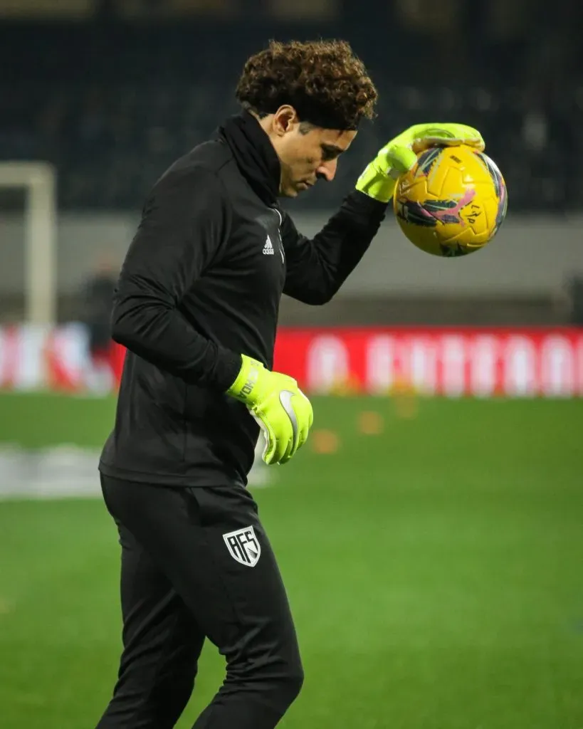 Memo Ochoa fue titular en la derrota de su equipo por 2-0 ante Votiria Guimaraes. (AVS oficial)