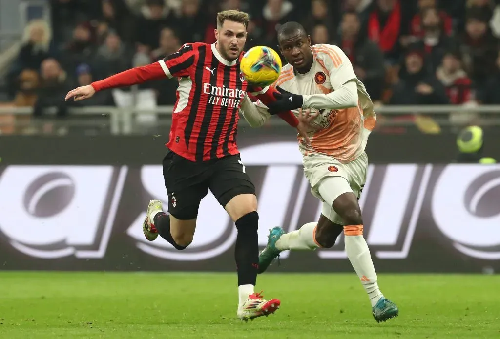 Santiago Giménez en su debut con el Milan (Getty Images)