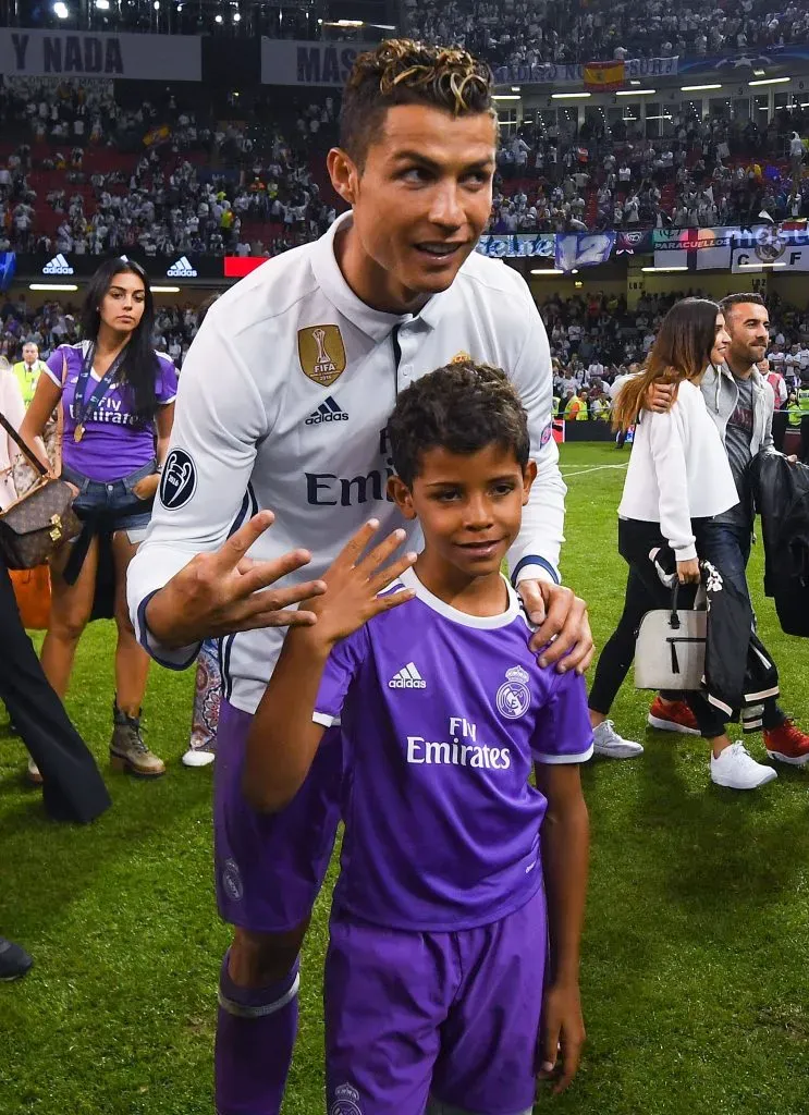 Cristiano Ronaldo y su hijo mayor en 2017 (GETTY IMAGES)