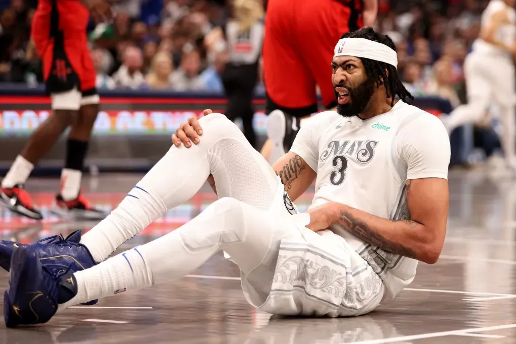 Anthony Davis se lesionó en su debut con Mavs (Getty Images)