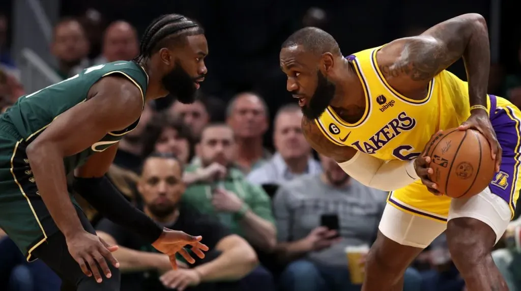LeBron James y Jaylen Brown. (Foto: Getty Images)