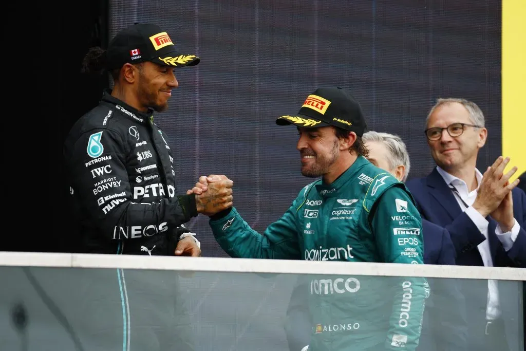 Lewis Hamilton saluda a Fernando Alonso en el podio (GETTY IMAGES)