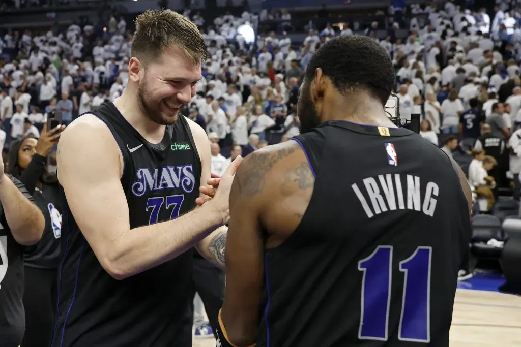 Luka Doncic saluda a Kyrie Irving en Dallas Mavericks (GETTY IMAGES)