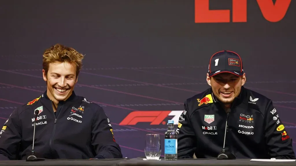 Liam Lawson y Max Verstappen en conferencia de prensa (GETTY IMAGES)