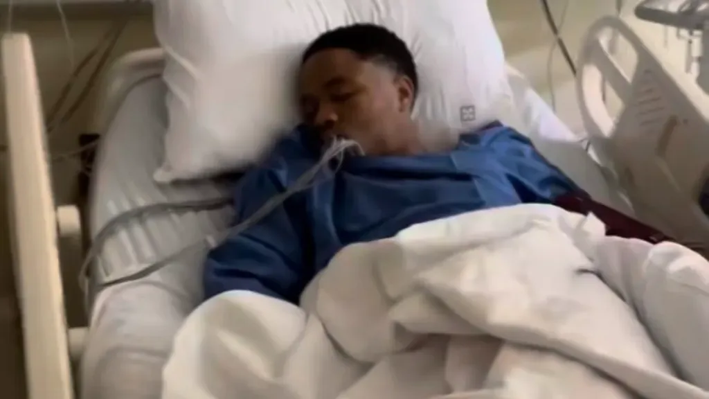 La imagen de Floyd Schofield Jr. que preocupó a todos los aficionados del box. (X)