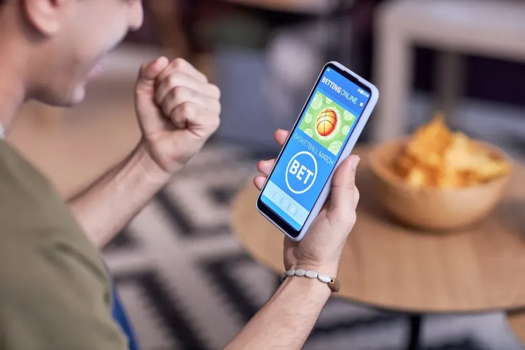 Hombre apostando en su celular