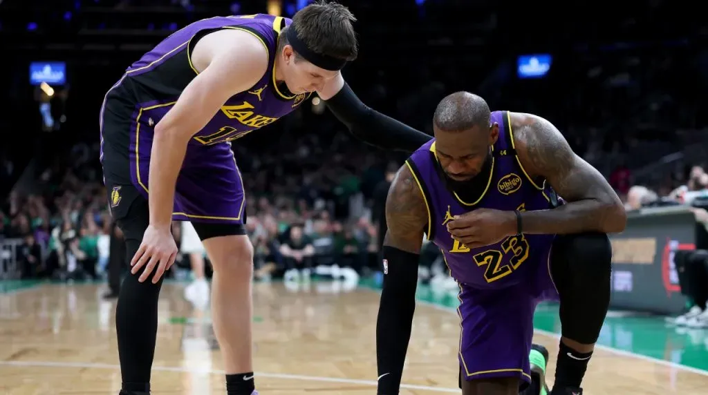 Austin Reaves y LeBron James. (Foto: Getty Images)