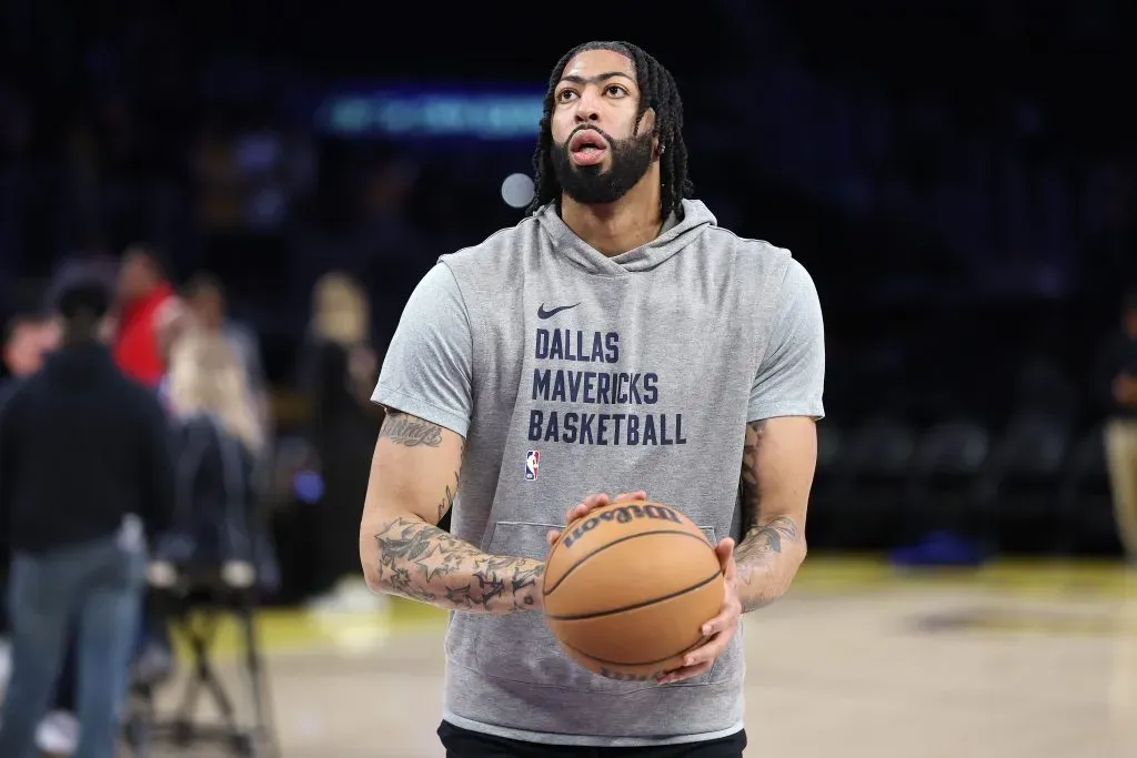Anthony Davis en la entrada en calor de Dallas Mavericks (GETTY IMAGES)