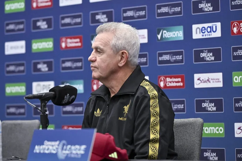 Javier Aguirre deberá decidir quién ingresará en lugar del suspendido César Montes para integrar la zaga central. (Imago7)