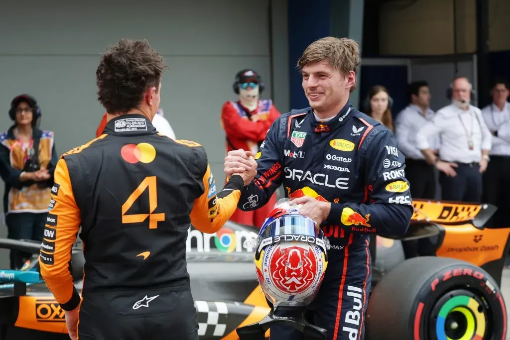 Lando Norris saluda a Max Verstappen tras el GP de Australia 2025 (GETTY IMAGES)