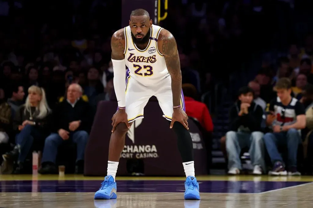 LeBron James con las manos en las rodillas en medio de un partido de Los Angeles Lakers (GETTY IMAGES)