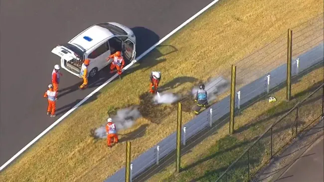 Personal apagando uno de los incendios en Suzuka (FOTO: @F1)