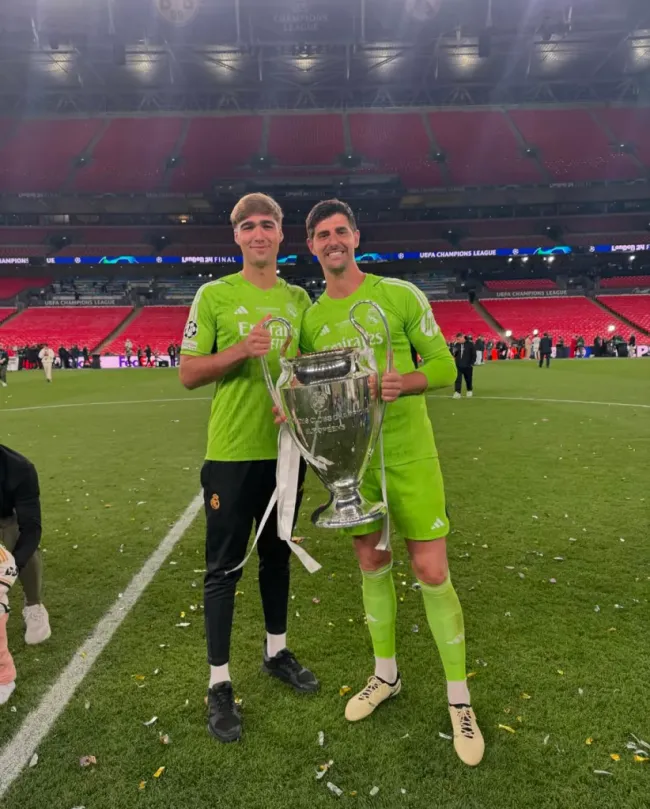 Fran González junto a Thibaut Courtois con el trofeo de la UEFA Champions League (@_franglez)