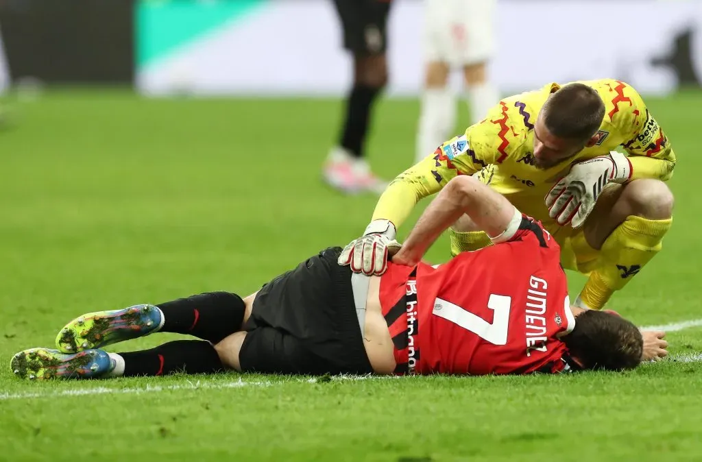 El dolor de Santiago Giménez en el partido ante Fiorentina (Getty Images)
