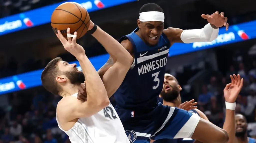 Jaden McDaniels y Maxi Kleber. (Foto: Getty Images)