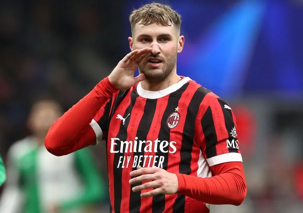 Santiago Giménez podría participar en el encuentro entre Inter y Milan por la Copa Italia 2024-2025. (Getty Images)