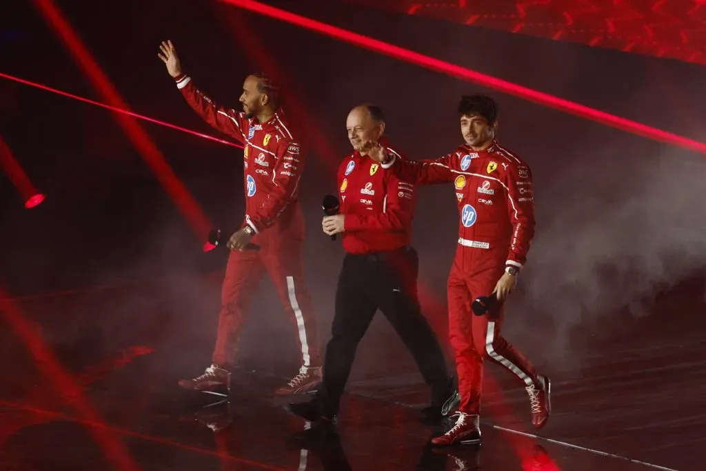 Lewis Hamilton, Frederic Vasseur y Charles Leclerc en el evento F1 75 (GETTY IMAGES)