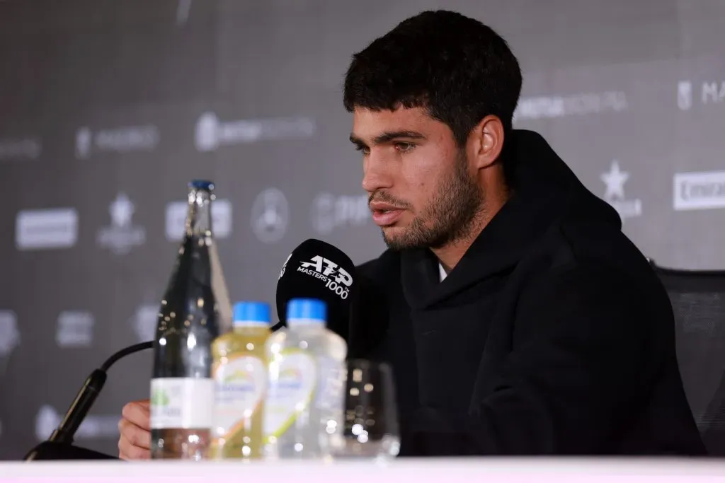Carlos Alcaraz en conferencia de prensa explicando su lesión (Getty Images)